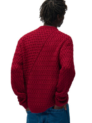 Pull à logo déformé